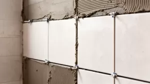 Układanie płytek 60x60 na ścianie