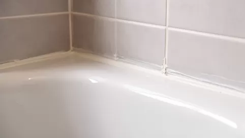 Wykończenie wanny przy ścianie