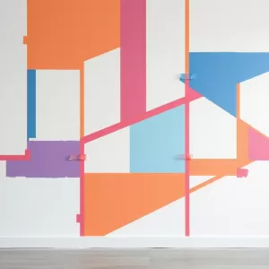 Wzory na ścianie z taśmy malarskiej